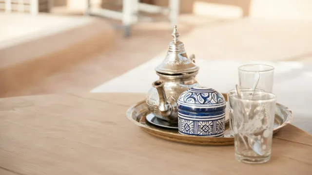 الصورة الرئيسية لمقال: تفسير حلم شرب الشاي مع الأب المتوفي في المنام