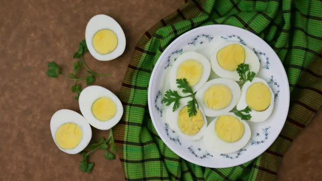 الصورة الرئيسية لمقال: تفسير حلم أكل البيض المسلوق في المنام