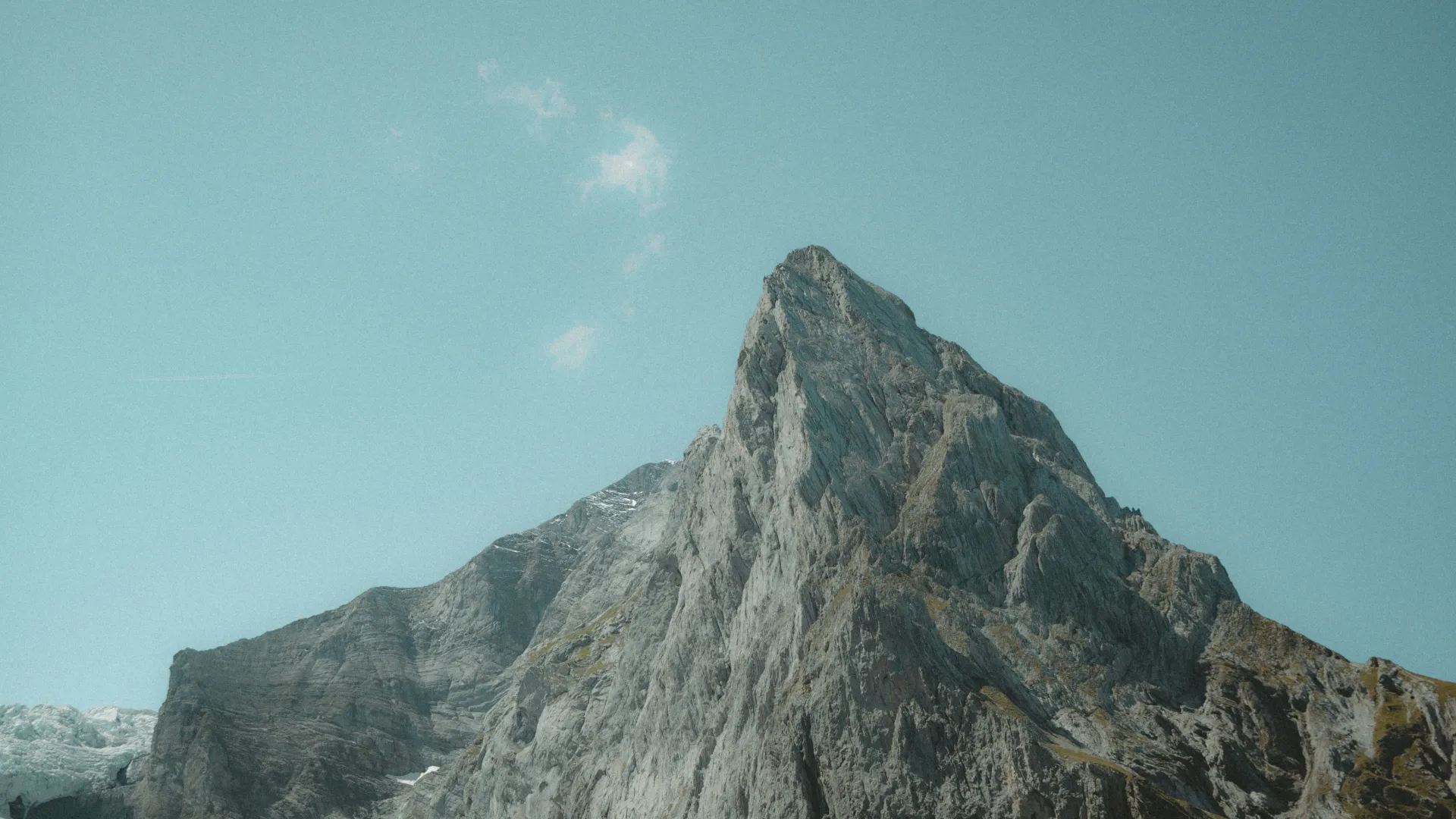 الصورة الرئيسية لمقال: تفسير حلم القفز من أعلى الجبل في منام الرجل والمرأة (العزباء والمتزوجة)
