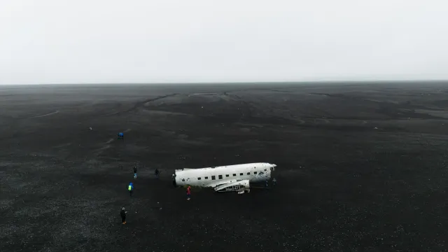 الصورة الرئيسية لمقال: تفسير حلم سقوط الطائرة التي كنتَ على متنها وتحطمها في المنام