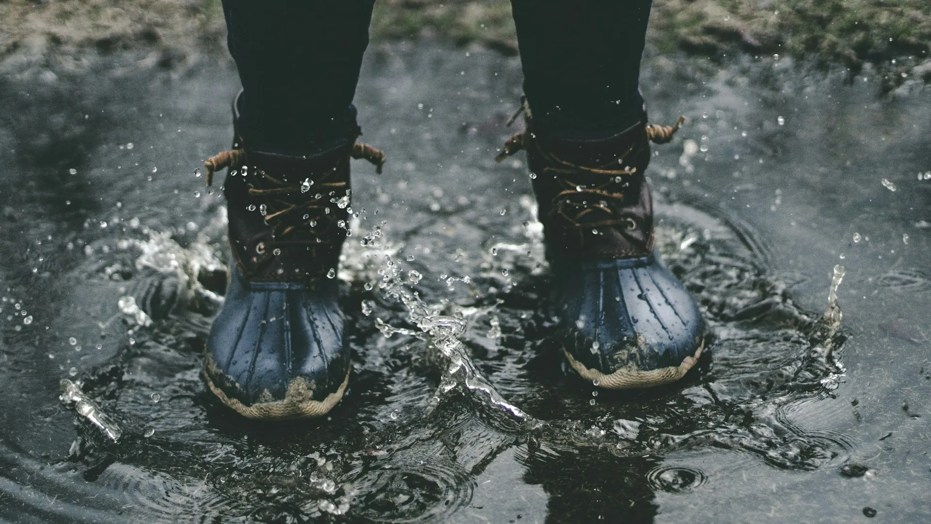 الصورة الرئيسية لمقال: تفسير حلم المشي تحت المطر في المنام