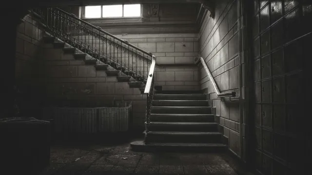 الصورة الرئيسية لمقال: تفسير حلم التجول في منزل مهجور وسط المدينة في المنام