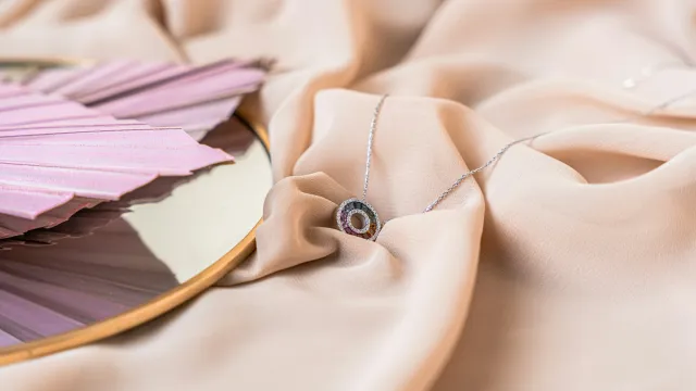 الصورة الرئيسية لمقال: تفسير حلم ارتداء فستان جديد في منام المرأة